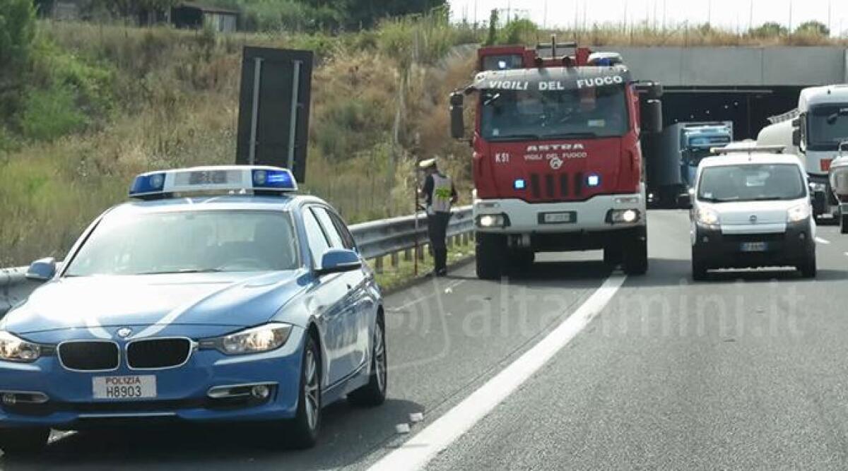 Automobile prende fuoco mentre è in marcia, è successo sull'A-14 - ARCHIVIO