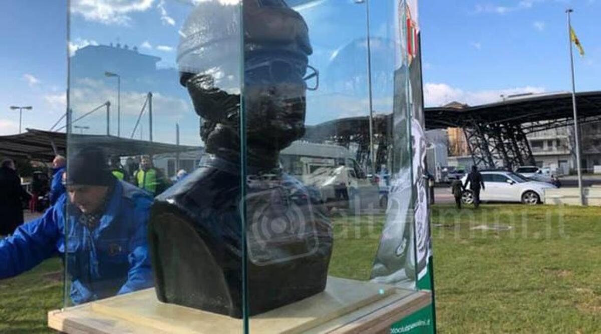 FOTO E VIDEO: Rimini, inaugurato alla Colonnella il busto dedicato al pilota Renzo Pasolini - 