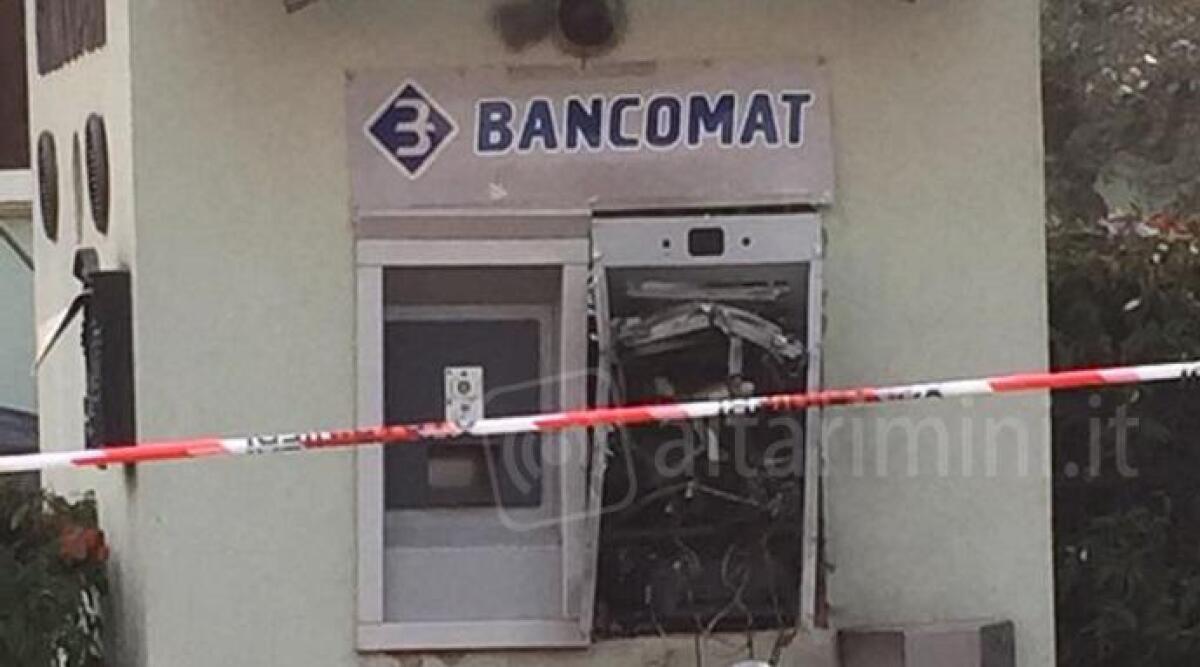 Boato prima dell’alba a Santarcangelo, bancomat fatto saltare, ladri in fuga -