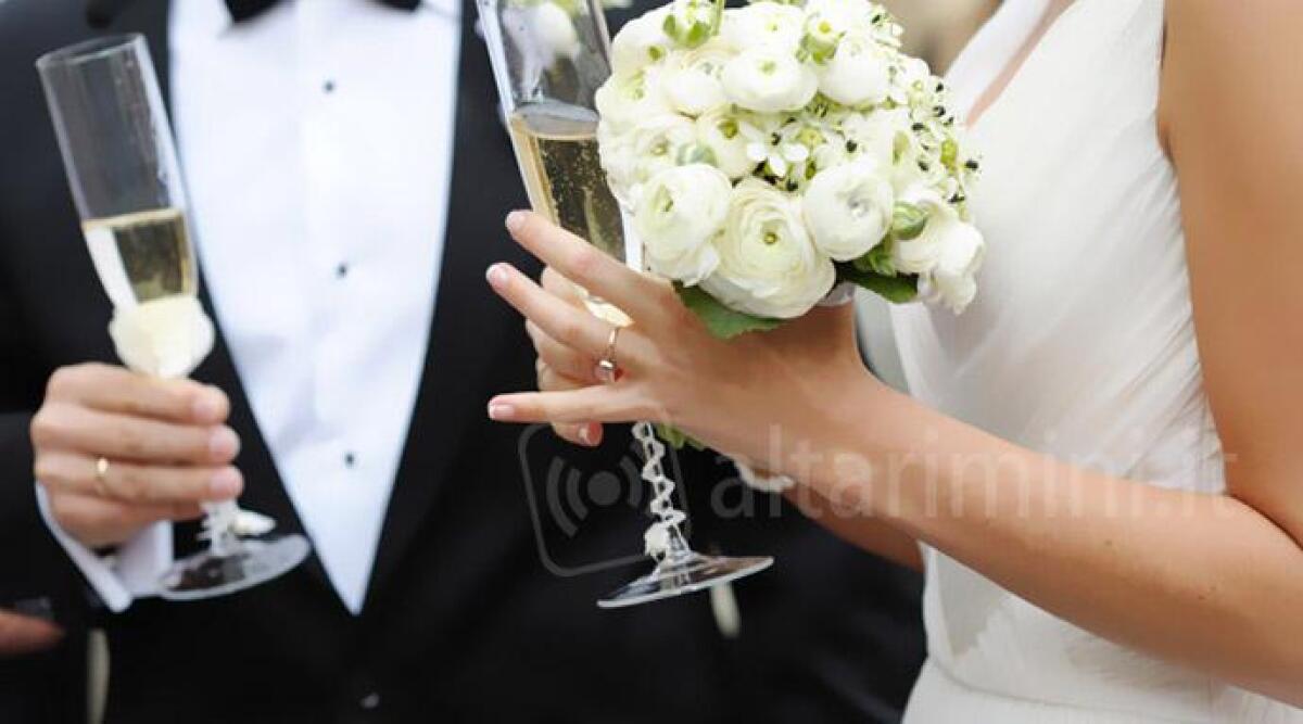 Diseredato da genitori milionari perch&eacute; sposa una dominicana. Si separa da lei e non paga alimenti: a processo - Nozze a Riccione