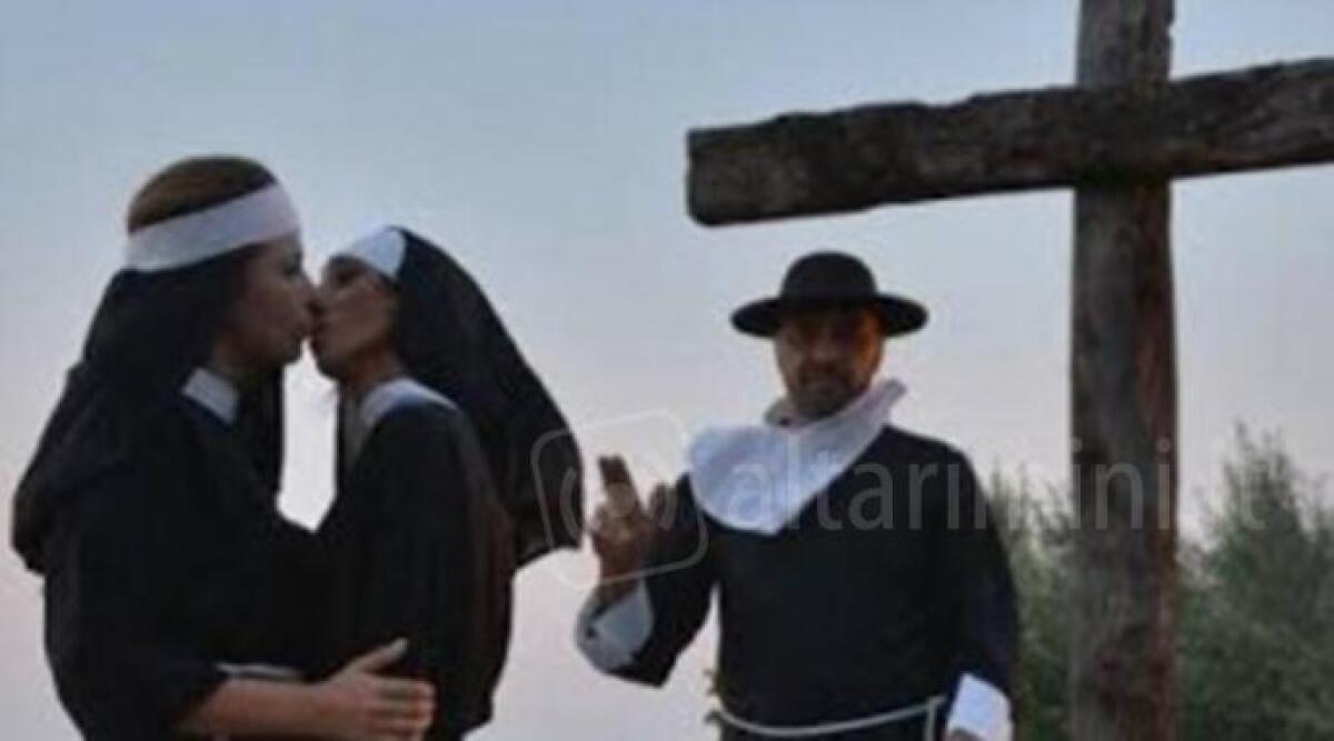 Bacio lesbo tra finte suore in chiesa, parroco e sindaco saranno in tribunale come testimoni - 