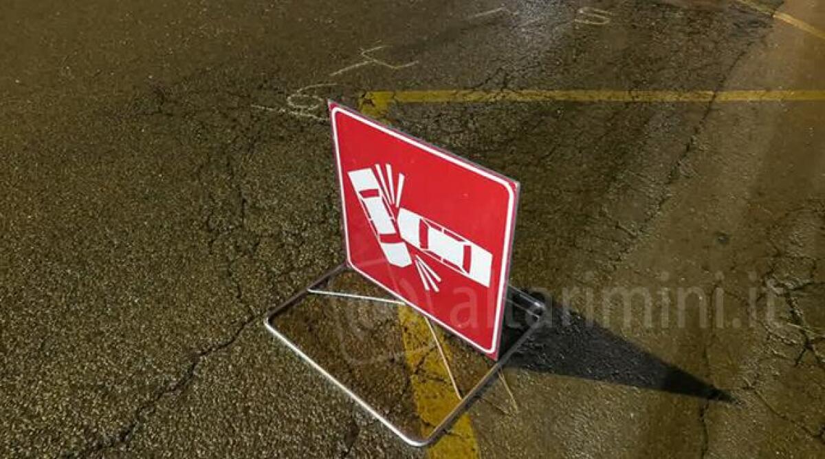 Provoca incidente e fugge, ma perde la targa: rintracciato litiga con i poliziotti. Salvo grazie alla prescrizione - 