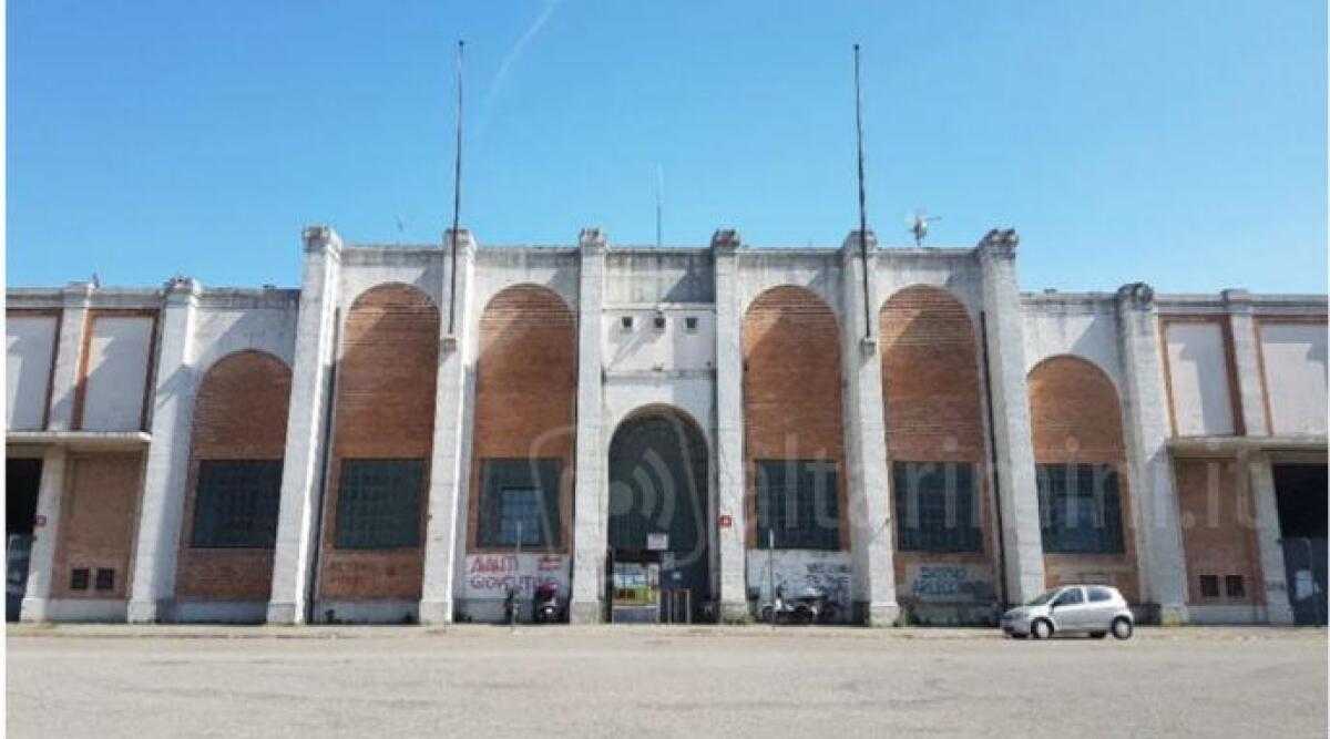 Sistemazione della tribuna storica dello stadio Neri di Rimini, approvato il progetto - La storica facciata dello stadio riminese