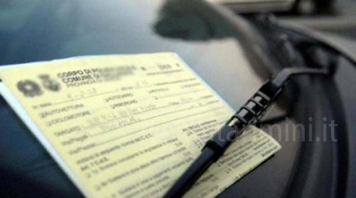 Vigile sbaglia a leggere il disco orario, scatta la multa. Automobilista costretta a pagare - 