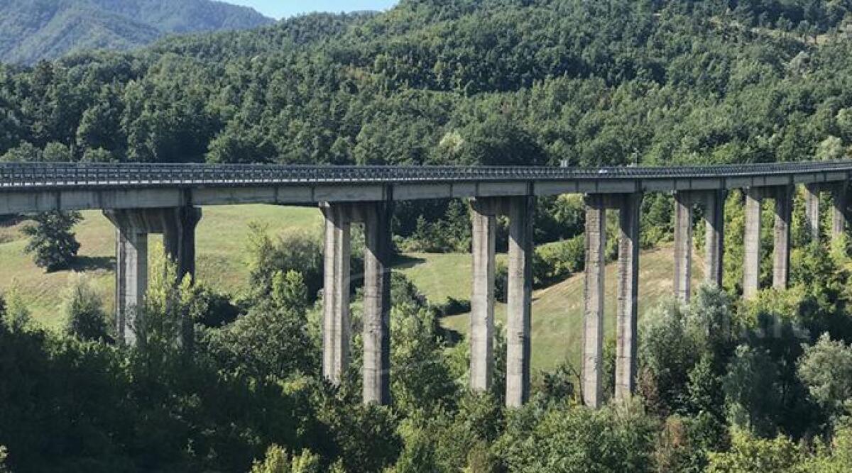 La troupe di Striscia la Notizia sulla Marecchiese per il viadotto di Ponte Presale -