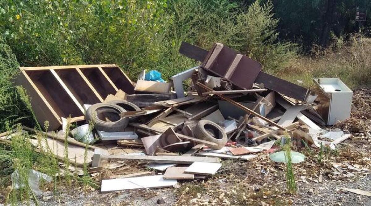 Usa il piazzale del mercato come sua discarica personale, Poggio Torriana deturpata -