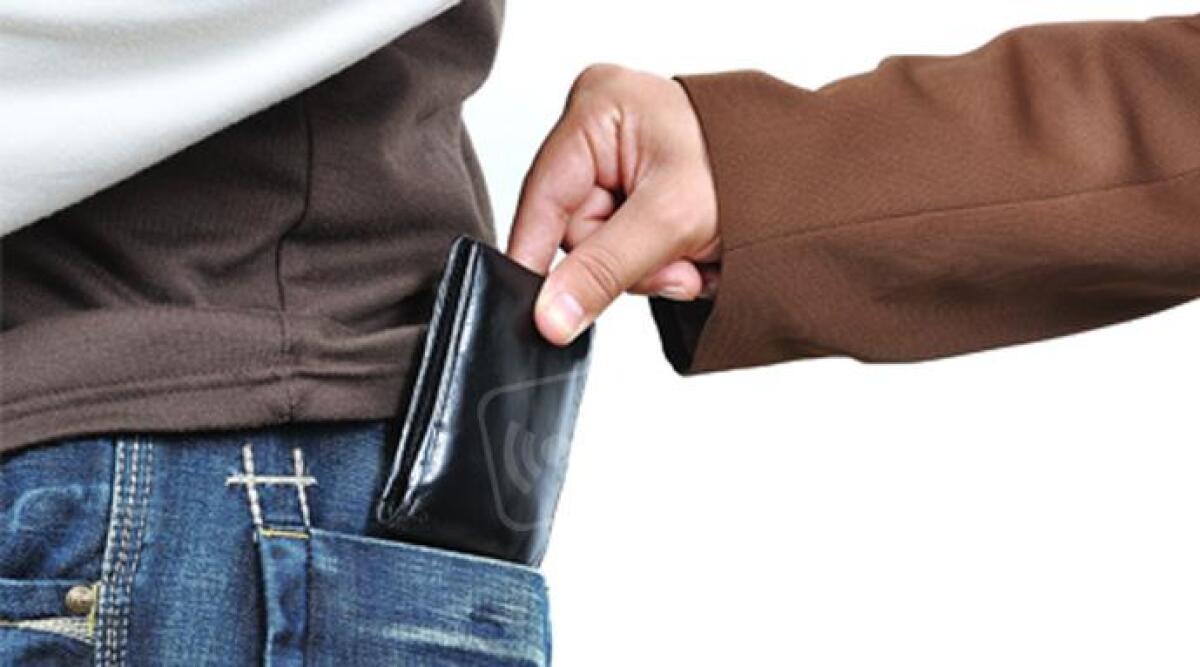 Rimini, ruba portafogli a un compagno a scuola, arrestato 18enne - 