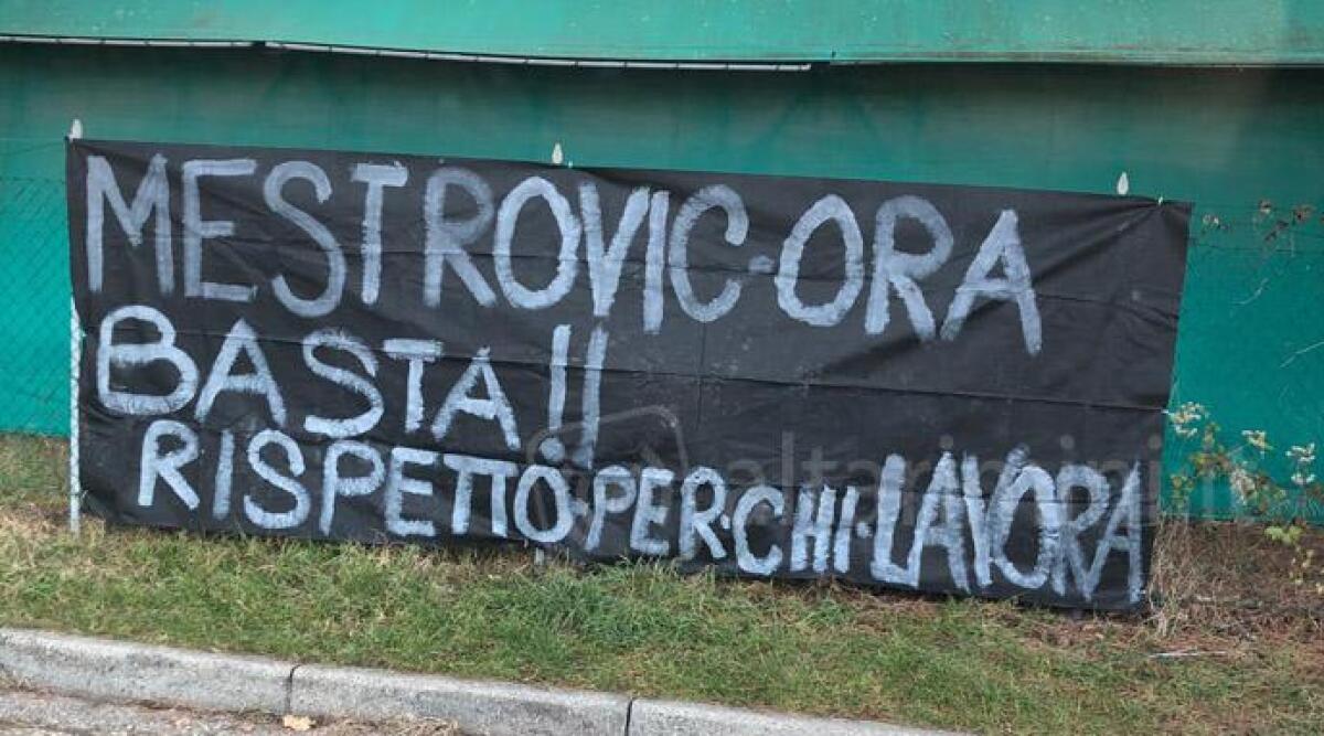 Santarcangelo Calcio, spuntano striscioni allo stadio contro il patron Mestrovic. -
