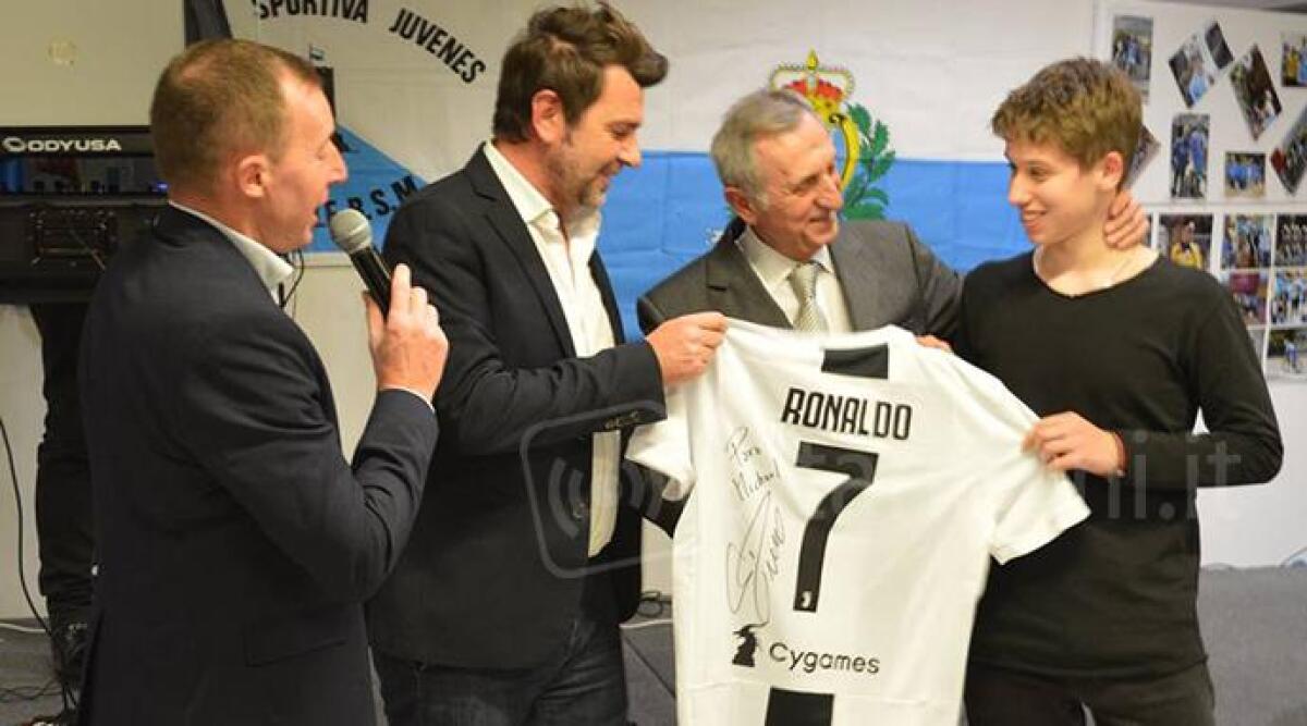 La maglia ufficiale autografa da Cristiano Ronaldo per Michael Antonelli - 