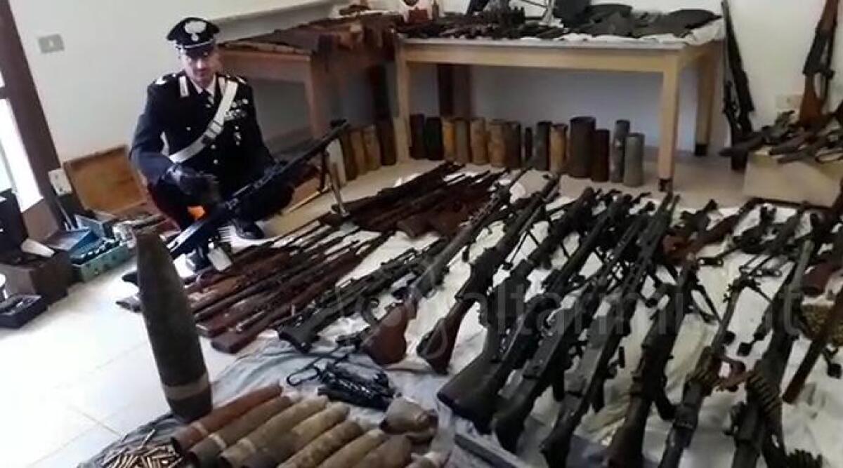 VIDEO Arsenale della seconda Guerra in due casolari: centinaia di armi ed ordigni, tritolo ed esplosivo -