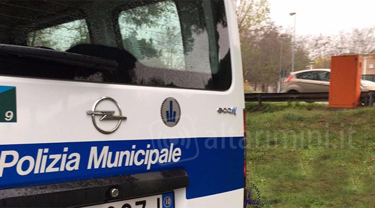 Al semaforo sfrecciano col rosso, quasi 7000 auto ogni anno: il report della Municipale di Riccione -
