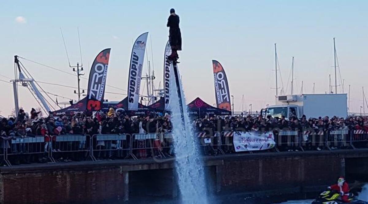 VIDEO: spettacolo mozzafiato, la befana vola sul porto di Cattolica - 