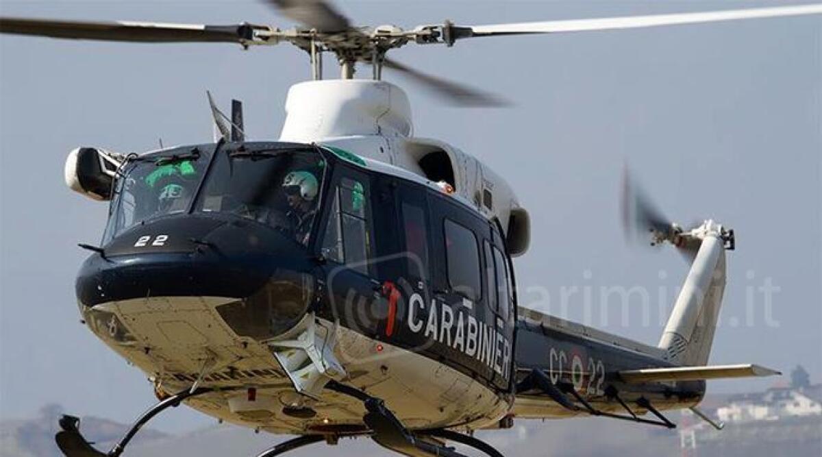 Va fuori strada con l'auto in una zona impervia, trovata dopo oltre 24 ore -