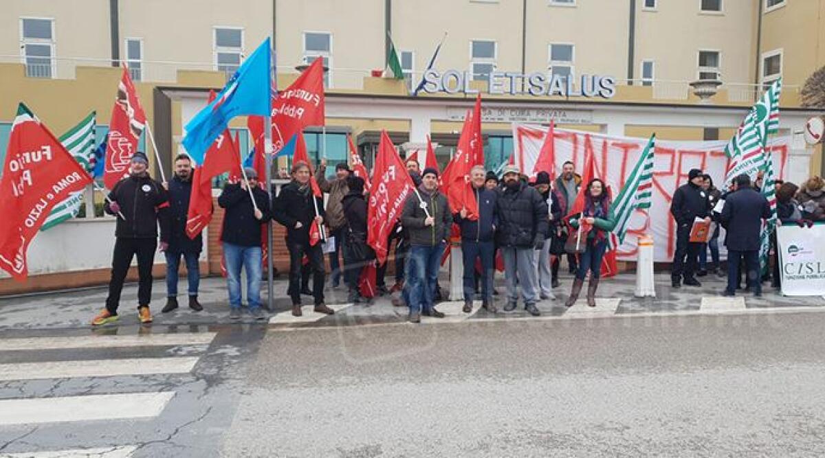Sanit&agrave; privata, presidio davanti alla Sol et Salus: 'Contratto fermo da 12 anni' - 