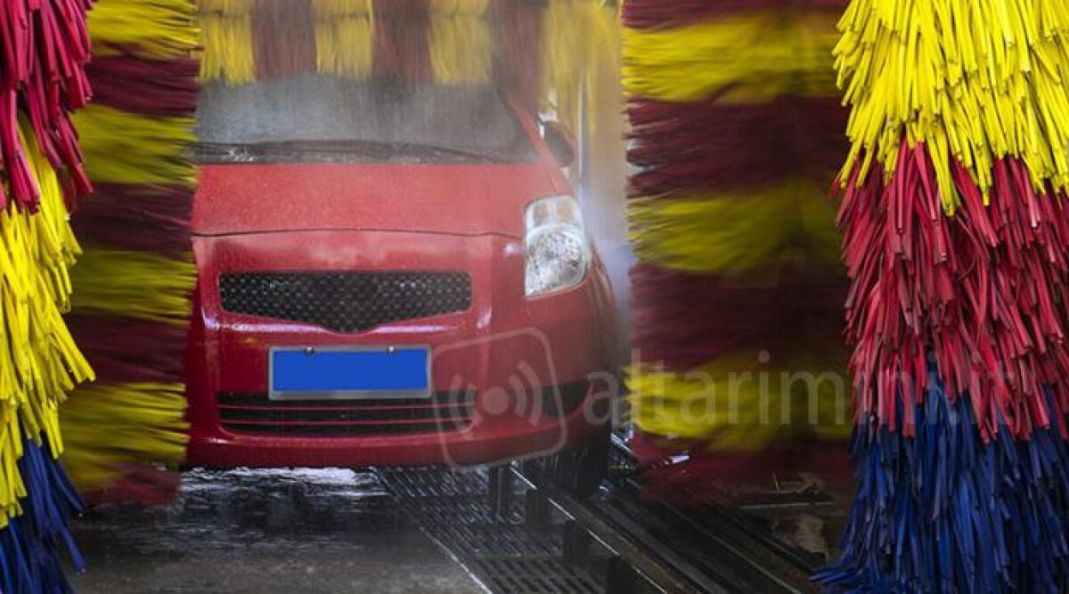 Non avevano alcuna autorizzazione, chiuso un autolavaggio in via Flaminia -