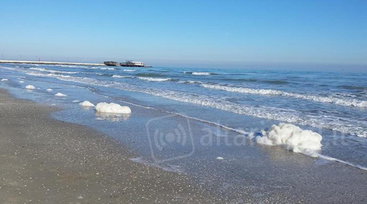Schiuma bianca in riva al mare a Rimini ma si tratta di un fenomeno naturale - 