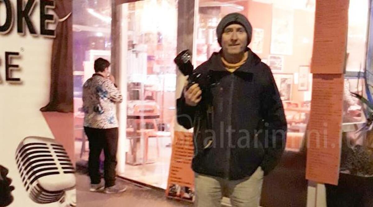 A Rimini l'ultimo fotografo itinerante, si avvicina e chiede una foto fatta come una volta -