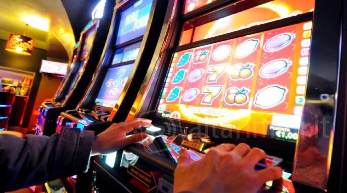 Cavo metallico nelle slot machine per "vincere facile": tre persone denunciate - Foto di repertorio