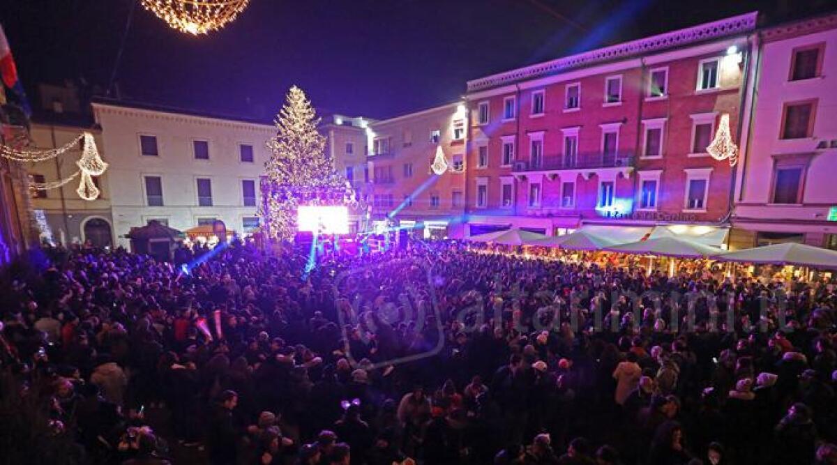 FOTO e VIDEO: un Capodanno 'da ferragosto', a Rimini le piazze della festa gremite di persone - 