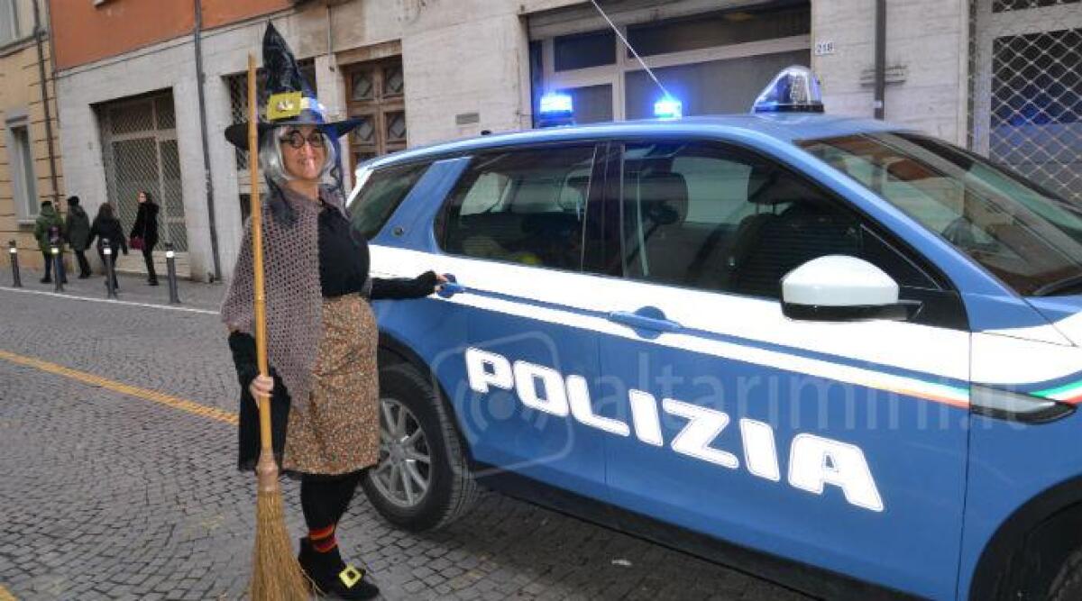 La Befana scortata dalla Polizia arriva a Rimini, tradizionale festa per i bambini al Grand Hotel -