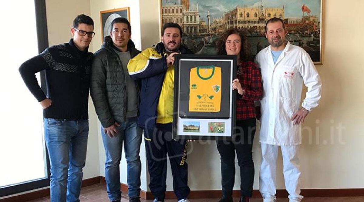 Divise della Valpharma per i giocatori della squadra di calcio di Ponte Messa -