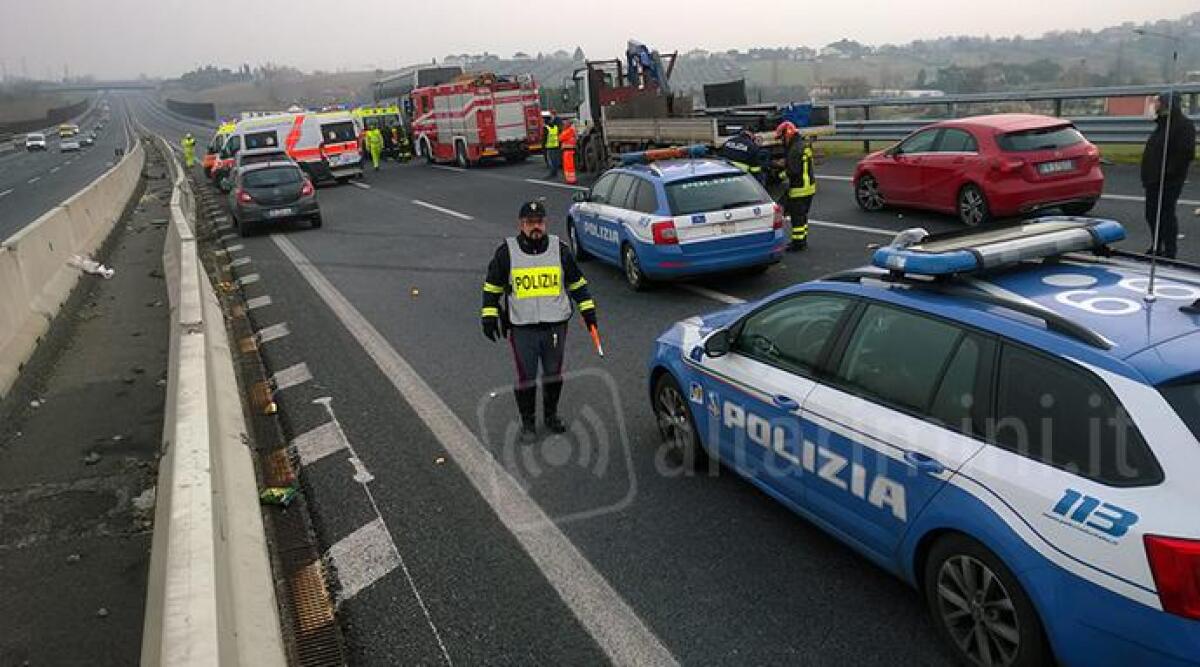 VIDEO Auto si ferma sull'A14 per un'avaria, travolta da un pullman di turisti: 5 feriti - 