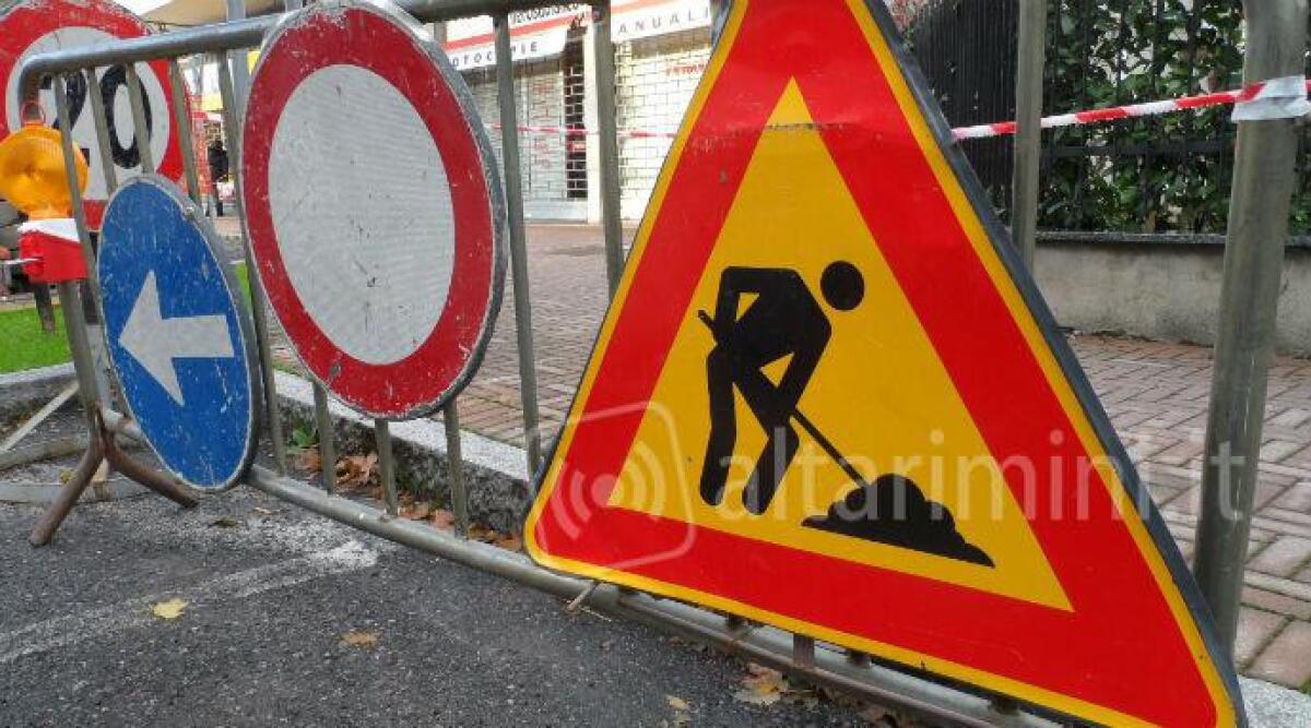Nuovi marciapiede e stalli per la sosta: al via lavori in via Circonvallazione occidentale - Segnaletica di cantiere ARCHIVIO