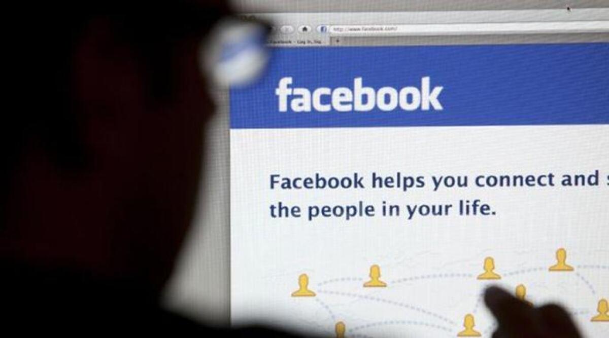 Scrisse su facebook: &quot;Cialtrone e pagliaccio&quot;, le offese gli costano quasi 7mila euro - 