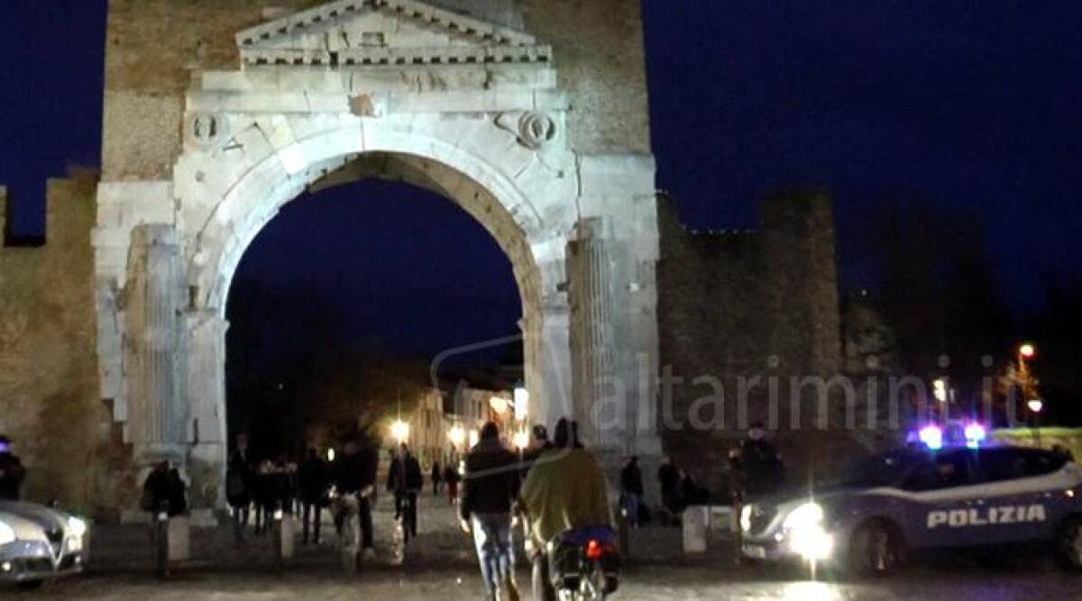 L'arco d'Augusto e gli altri monumenti di Rimini si spengono per 'Mi illumino di meno' -