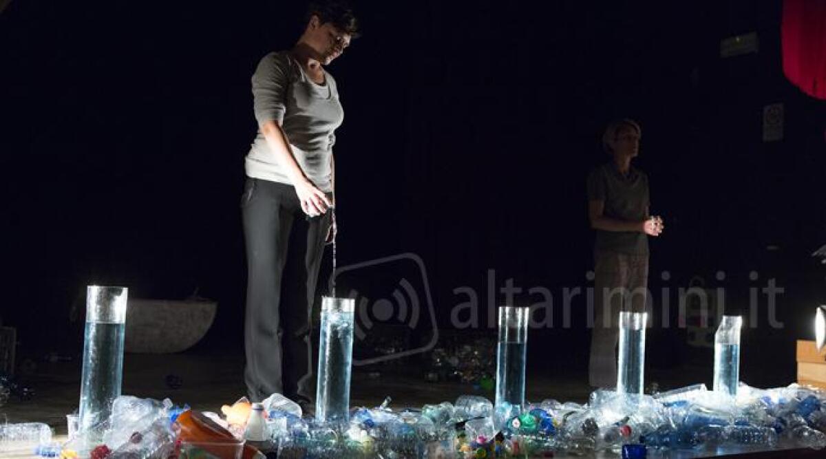 Uno spettacolo teatrale per sensibilizzare gli studenti riminesi sull'inquinamento del mare - 