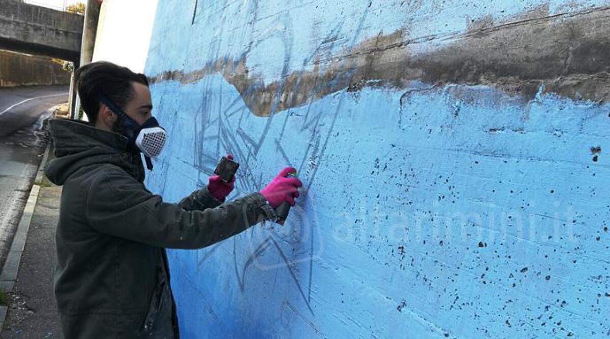 Giacomo e gli amici writers al lavoro per abbellire il sottopassaggio di via Pantano a Cattolica -