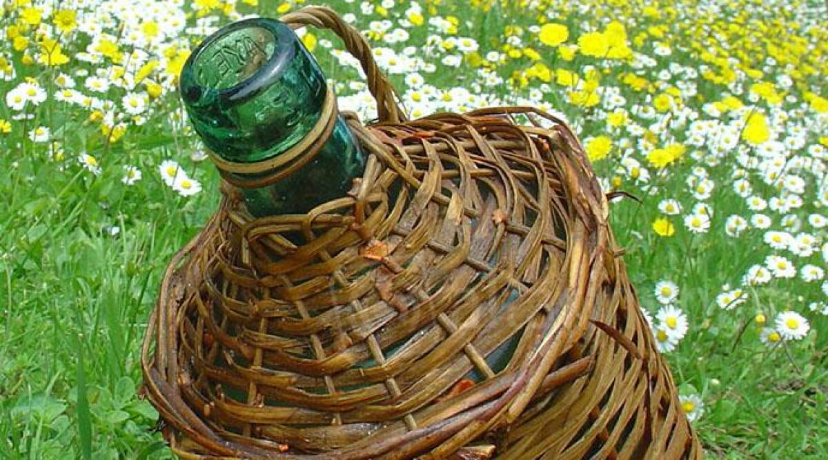 Lascia per un attimo una damigiana di vino in giardino: un ubriaco la ruba - 