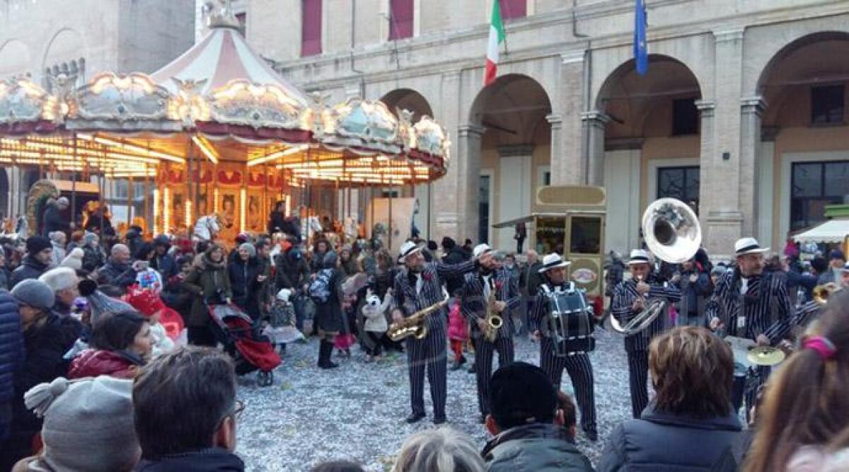 Torna il Carnevale in piazza Cavour a Rimini, tante maschere e dj set di Radio Bruno - 