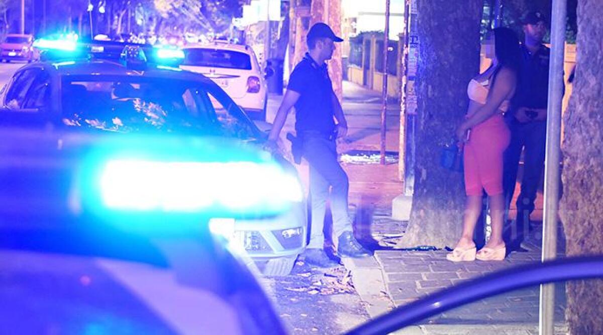 Tanti espulsi da Rimini dopo controlli, scattano otto arresti e numerose denunce - Prostituta fermata per un controllo dalla Polizia ARCHIVIO