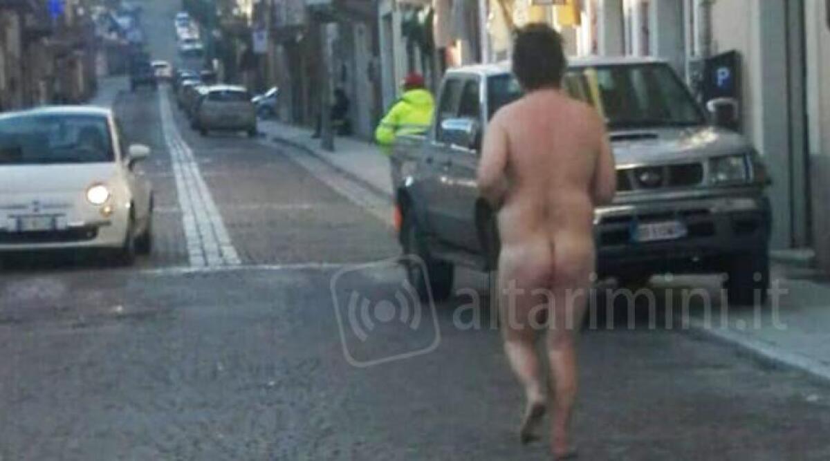 Completamente nudo vaga per la Piazza tra lo stupore dei passanti - 