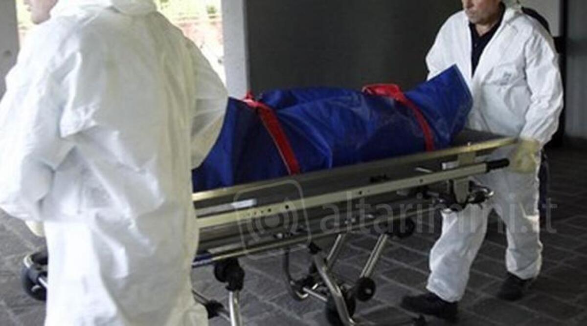 Trovato morto in casa, probabile overdose: trovate siringhe ed eroina -
