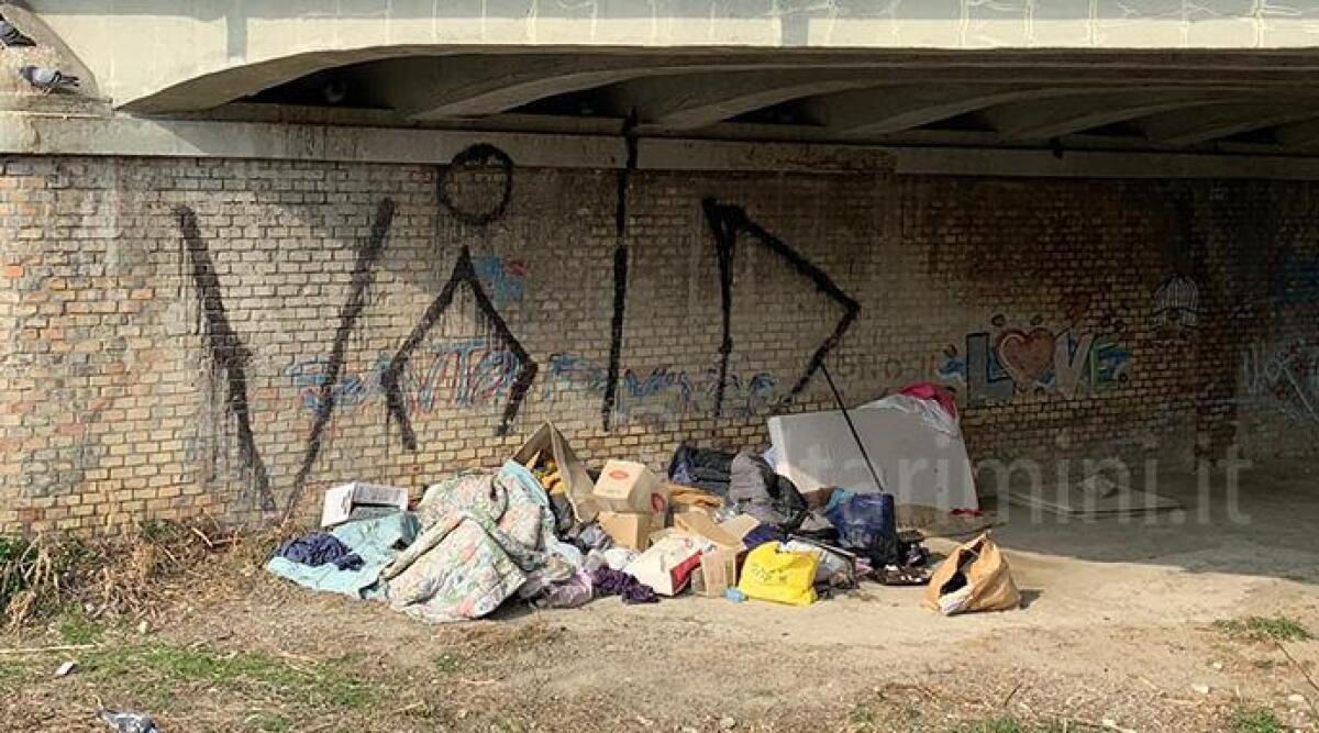Degrado senza fine sotto il ponte di San Giuliano - 