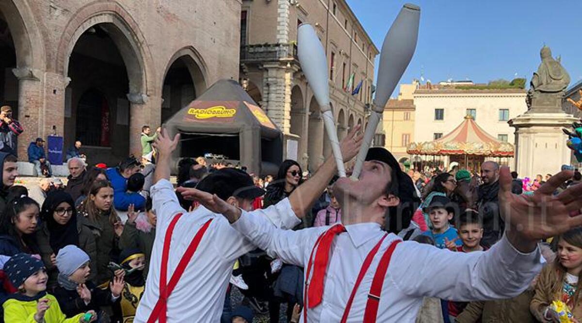 VIDEO Carnevale a Rimini, piazza Cavour gremita per festeggiare il 'Marted&igrave; grasso' - 