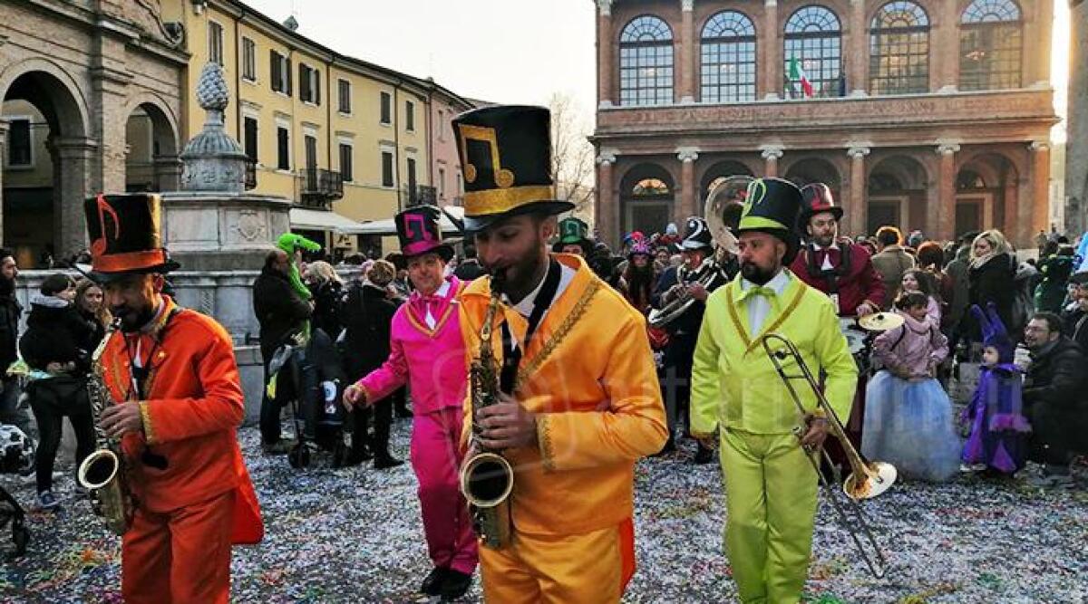 FOTO Carnevale a Rimini, bambini e famiglie conquistano il centro storico - 