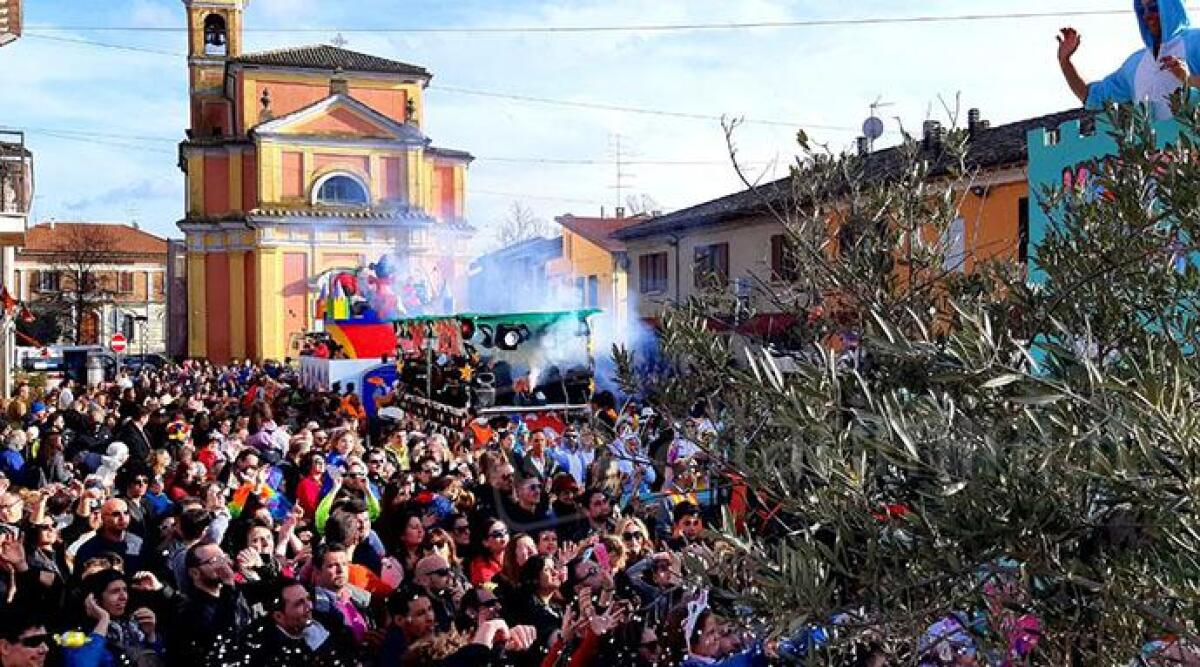 Carnevale da record, migliaia di persone nelle vie del borgo di San Giovanni - 