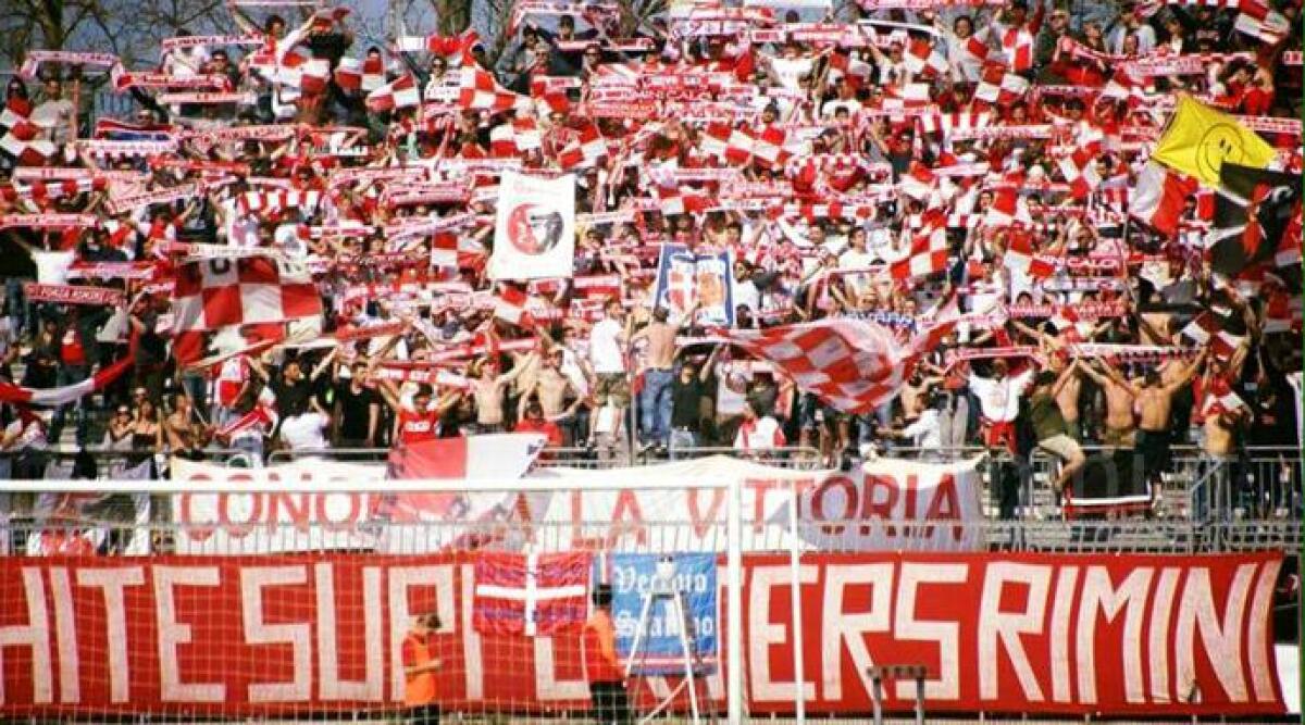 Rimini Calcio, tifosi allo stadio durante l'allenamento per incitare la squadra - 