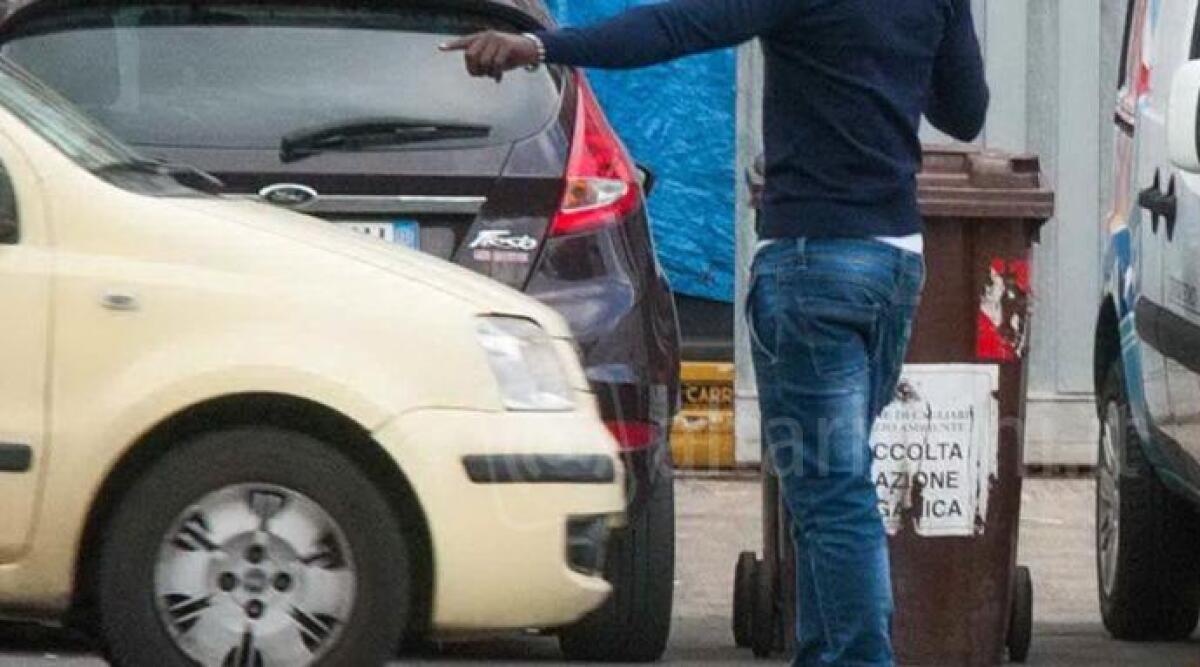 Parcheggiatore abusivo colto sul fatto nel parcheggio Tiberio e sanzionato - 