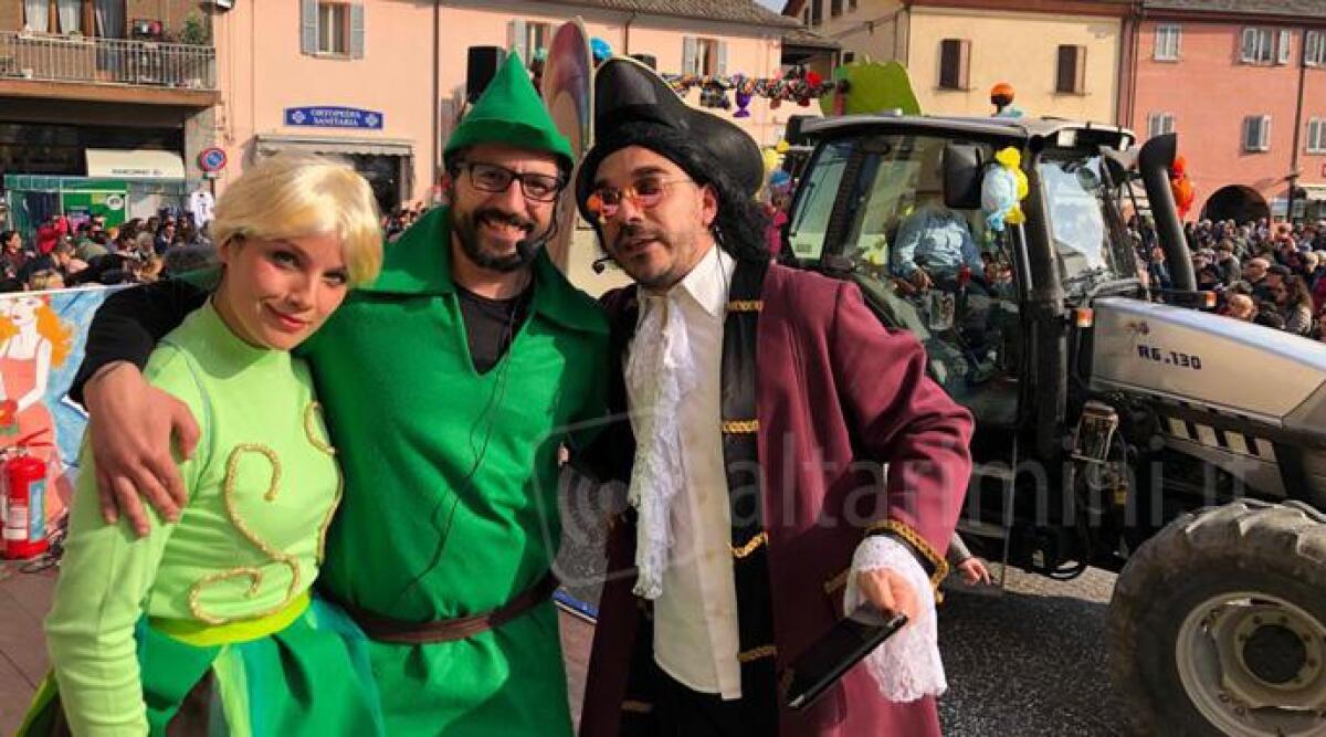 FOTO Carnevale di Novafeltria, scoppia la festa con la sfilata dei carri in maschera - 