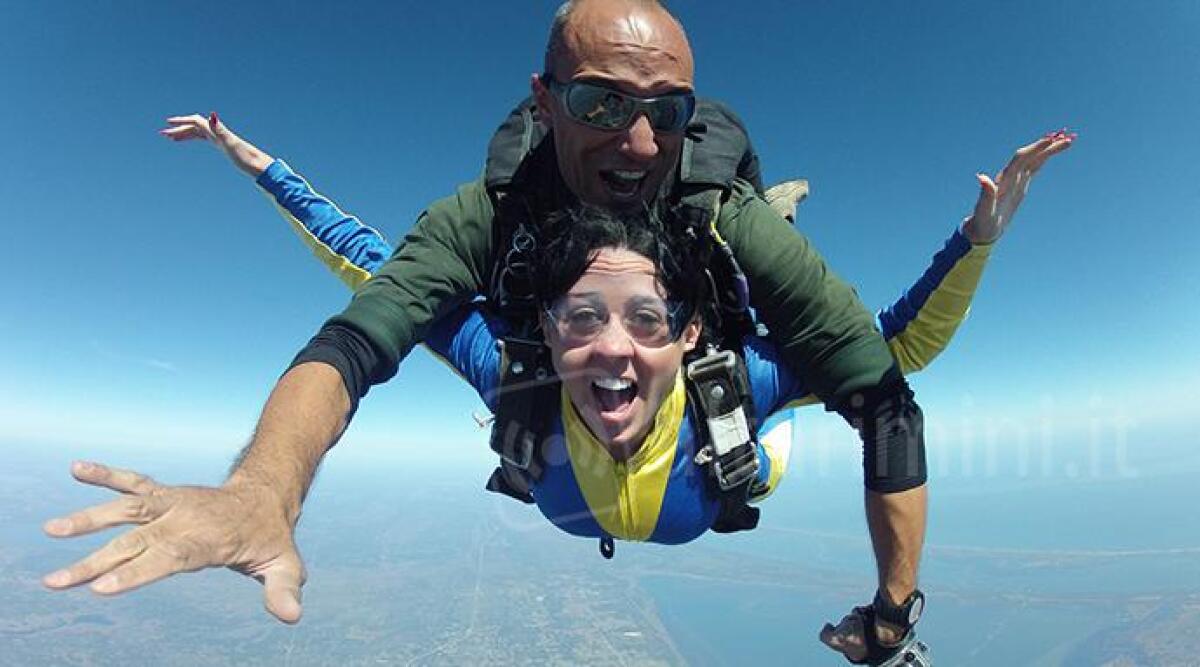 Buttarsi nel vuoto e volare, a Rimini &egrave; boom del lancio in tandem - 