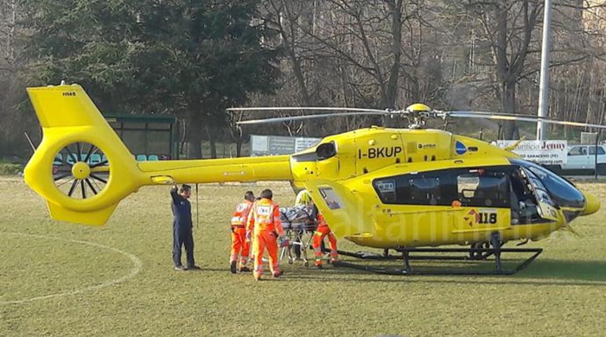 Paura in campo a Perticara, l&rsquo;elisoccorso atterra allo stadio per soccorrere un giocatore - 