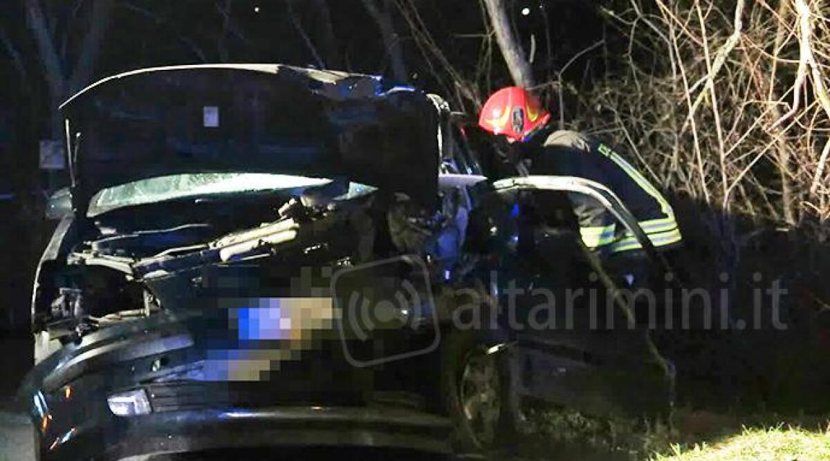 VIDEO Tragico frontale dopo la festa di Carnevale, un morto e cinque feriti - 