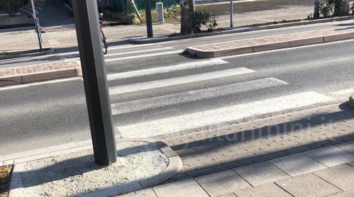Pedone perde l'equilibrio per evitare un'auto sulle strisce e cade a terra, finisce in ospedale -
