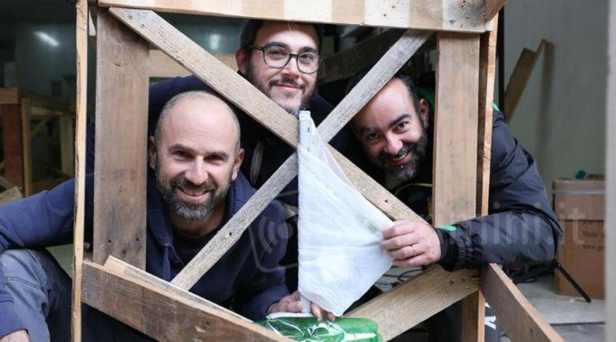 "Mal di plastica" verso Venezia con una barca fatta di bottiglie - 
