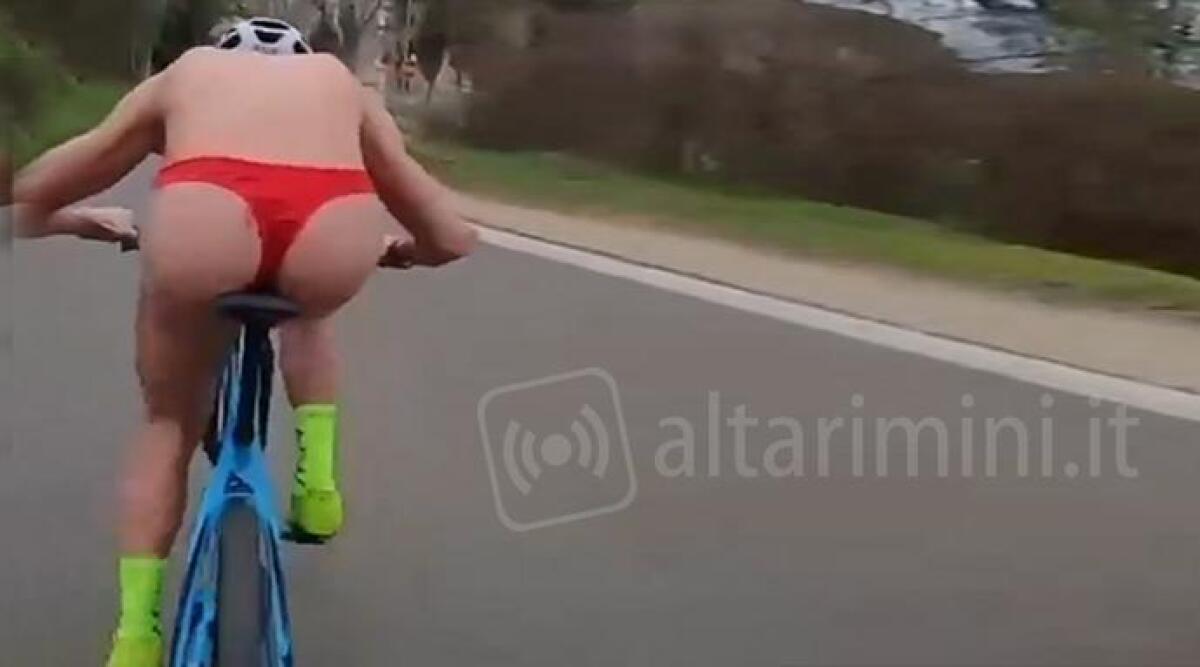 VIDEO virale del ciclista riminese in perizoma in via Covignano -