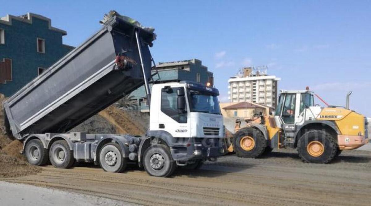 Riccione, nuova operazione di posa di sabbia contro l'erosione della costa - 